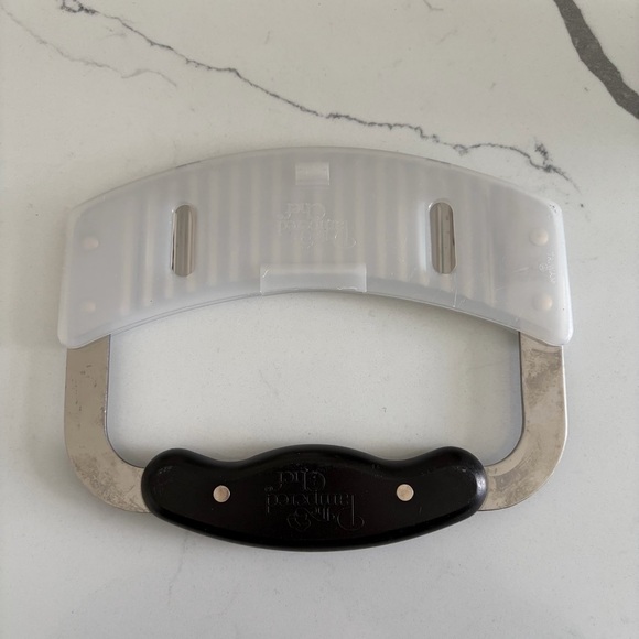 Pampered Chef Crinkle Cutter - Picture 2 of 4